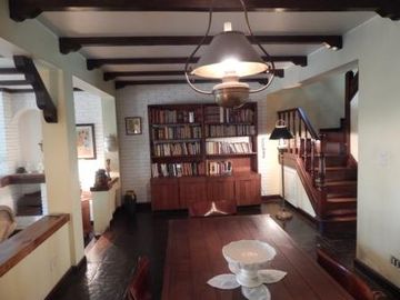 CHALET DE ESTILO EN EXCELENTE UBICACION