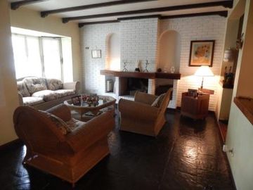 CHALET DE ESTILO EN EXCELENTE UBICACION