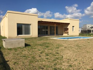 Casa en venta en barrio cerrado El Canton