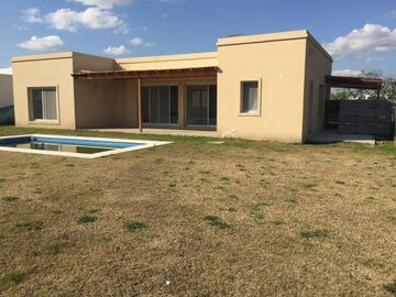 Casa en venta en barrio cerrado El Canton