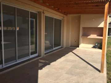 Casa en venta en barrio cerrado El Canton