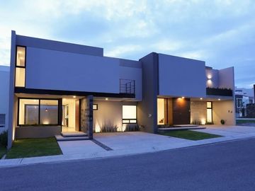 Residencia de Autor en Fracc. La Vista, 4ta Recámara en P.B, Alberca, 4 Baños