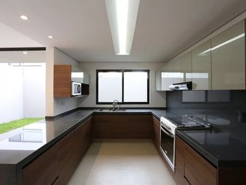 Residencia de Autor en Fracc. La Vista, 4ta Recámara en P.B, Alberca, 4 Baños