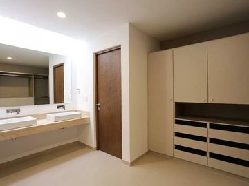 Residencia de Autor en Fracc. La Vista, 4ta Recámara en P.B, Alberca, 4 Baños
