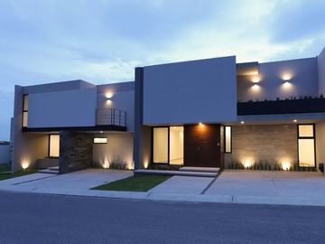 Residencia de Autor en Fracc. La Vista, 4ta Recámara en P.B, Alberca, 4 Baños