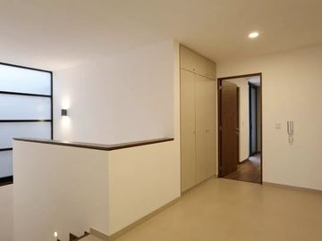 Residencia de Autor en Fracc. La Vista, 4ta Recámara en P.B, Alberca, 4 Baños