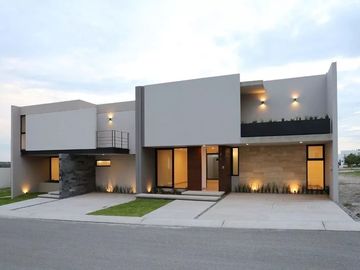 Residencia de Autor en Fracc. La Vista, 4ta Recámara en P.B, Alberca, 4 Baños