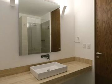 Residencia de Autor en Fracc. La Vista, 4ta Recámara en P.B, Alberca, 4 Baños