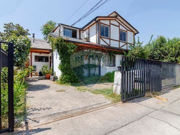 Hermosa casa en Vitacura, 4D/3B, terraza