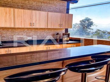 Casa en venta Cumbayá 240 m2 dentro de Urbanización Privada.