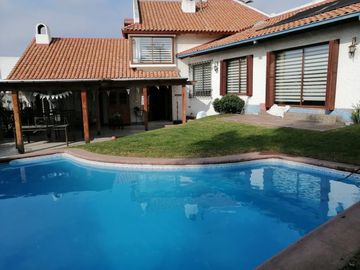 Se vende espectacular casa Jardin del Mar, piscina temperada y estacionamientos An.-