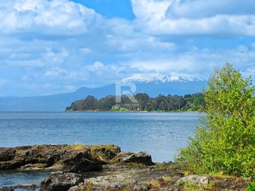 CASA CON ORILLA DE LAGO Y VISTA VOLCANES