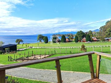 CASA CON ORILLA DE LAGO Y VISTA VOLCANES
