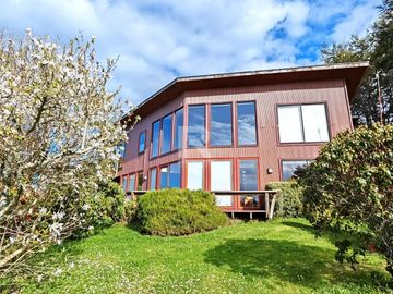 CASA CON ORILLA DE LAGO Y VISTA VOLCANES