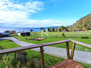 CASA CON ORILLA DE LAGO Y VISTA VOLCANES