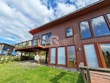 CASA CON ORILLA DE LAGO Y VISTA VOLCANES