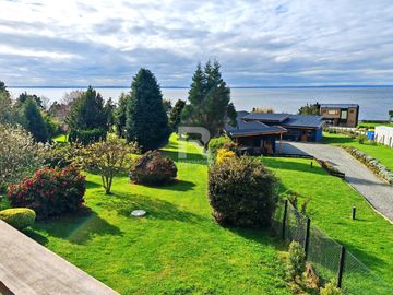 CASA CON ORILLA DE LAGO Y VISTA VOLCANES