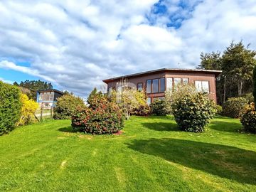 CASA CON ORILLA DE LAGO Y VISTA VOLCANES