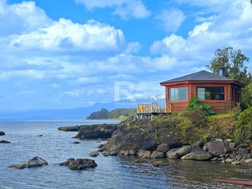 CASA CON ORILLA DE LAGO Y VISTA VOLCANES
