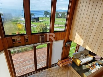 CASA CON ORILLA DE LAGO Y VISTA VOLCANES