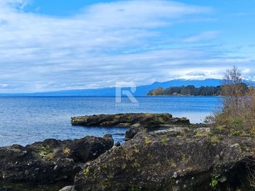 CASA CON ORILLA DE LAGO Y VISTA VOLCANES