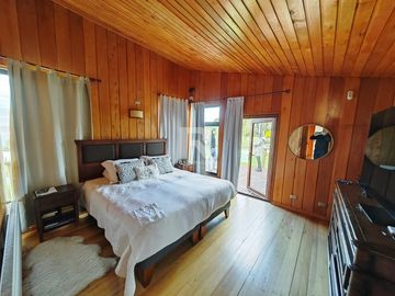 CASA CON ORILLA DE LAGO Y VISTA VOLCANES