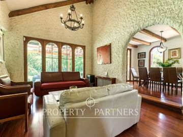 Casa estilo Colonial con gran terreno, La Foresta