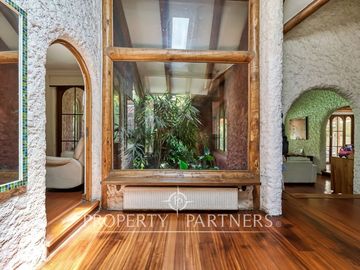 Casa estilo Colonial con gran terreno, La Foresta