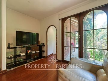 Casa estilo Colonial con gran terreno, La Foresta