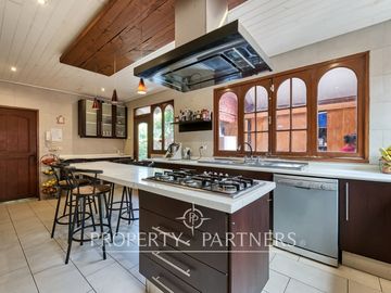 Casa estilo Colonial con gran terreno, La Foresta