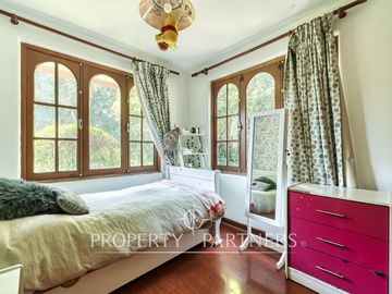 Casa estilo Colonial con gran terreno, La Foresta