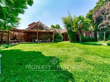 Casa estilo Colonial con gran terreno, La Foresta
