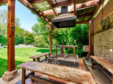 Casa estilo Colonial con gran terreno, La Foresta