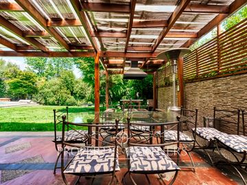 Casa estilo Colonial con gran terreno, La Foresta