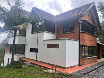 ALQUILER DE ESPECTACULAR CASA EN EL CORAZÓN DE LLANOGRANDE 12M o 10M