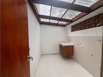 ALQUILER DE ESPECTACULAR CASA EN EL CORAZÓN DE LLANOGRANDE 12M o 10M