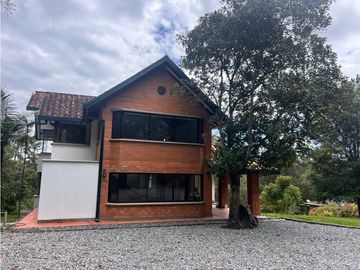ALQUILER DE ESPECTACULAR CASA EN EL CORAZÓN DE LLANOGRANDE 12M o 10M