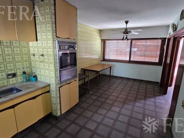 Venta de casa 4 ambientes con cochera y patio en Wilde