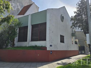 Venta de casa 4 ambientes con cochera y patio en Wilde