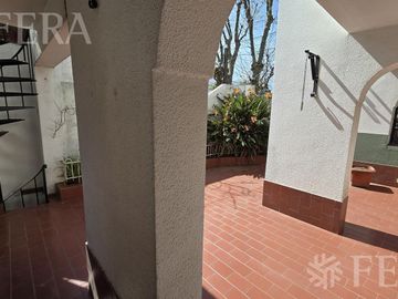 Venta de casa 4 ambientes con cochera y patio en Wilde