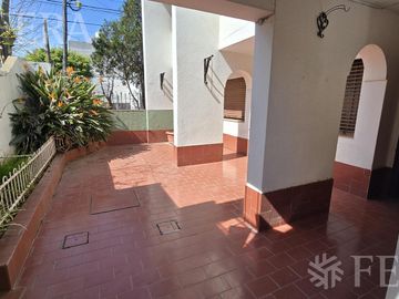 Venta de casa 4 ambientes con cochera y patio en Wilde