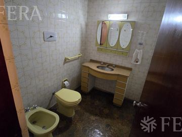 Venta de casa 4 ambientes con cochera y patio en Wilde