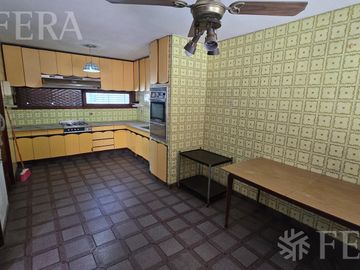 Venta de casa 4 ambientes con cochera y patio en Wilde