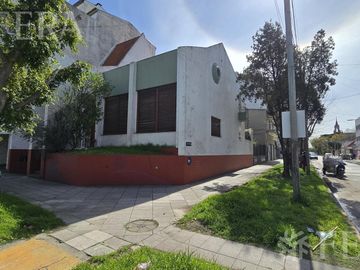 Venta de casa 4 ambientes con cochera y patio en Wilde
