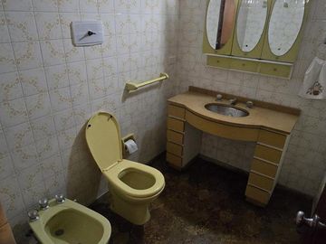 Venta de casa 4 ambientes con cochera y patio en Wilde