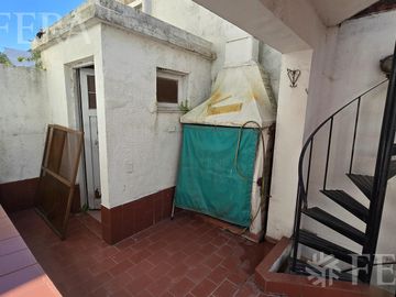 Venta de casa 4 ambientes con cochera y patio en Wilde