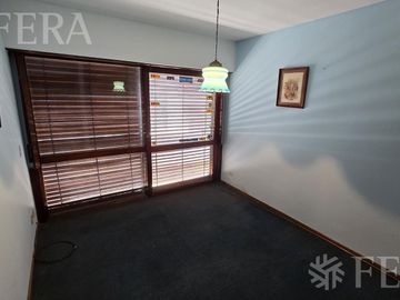 Venta de casa 4 ambientes con cochera y patio en Wilde