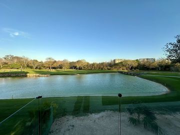 Venta de espectacular casa con vista a campo y lago, Yucatán Country Club