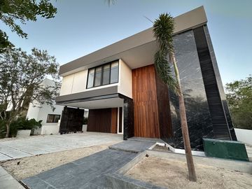 Venta de espectacular casa con vista a campo y lago, Yucatán Country Club