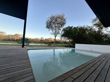 Venta de espectacular casa con vista a campo y lago, Yucatán Country Club